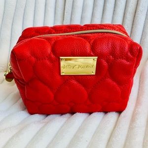 BESTY JOHNSON RED HOT HEART QUILTED TRAVEL BAG GOLD ZIPPER/ HEART CHARM LIKE NEW